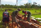 Ringankan Beban Warga, Babinsa Kimaam Bantu Warga Bangun Pondasi Rumah