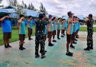 Babinsa Pos Ramil Tanah Miring Melatih Baris-Berbaris di SMP Negeri 8 Merauke