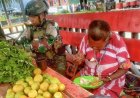 Satgas Yonif 500/Sikatan Disambangi Mama Yulistin, Warga Papua Bawa Hasil Kebun Sebagai Ungkapan Terima Kasih
