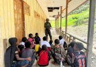 Cahaya dari Ujung Timur: Prajurit Satgas Raja Alam Jadi Guru Harapan Anak-Anak Papua