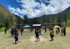 Lapangan Voli Satgas TNI di Papua: Jembatan Kebersamaan TNI-Warga