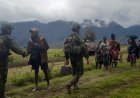 Senyum Hangat Prajurit TNI di Nenggeagin: Jalin Persaudaraan di Tanah Papua