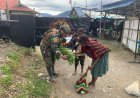 Prajurit TNI Borong Hasil Kebun Mama Papua, Hangatkan Natal di Intan Jaya
