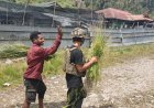 Gotong Royong Dal: TNI dan Warga Papua Bersih-Bersih Selokan, Eratkan Persaudaraan