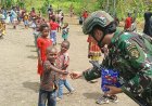 Senyum Ceria Anak Bilai Terukir Berkat Permen Satgas Yonif 113/JS