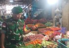 Jelang Nataru, Babinsa Koramil 1701-09/Japsel Monitor Harga Sembako Pasar Hamadi
