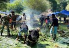 Harmoni Natal, Babinsa Airu Hadiri Tradisi Bakar Batu Perayaan Natal Suku Lani dan Wati