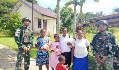 Marinir Beri Sembako untuk Warga Assem, Perkuat Kebersamaan Perbatasan