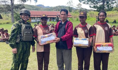 Satgas Yonif 644: Semangat Belajar Siswa SMA Asologaima Terpacu