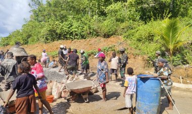 Marinir dan Warga Krus Bersatu Membangun Perbatasan