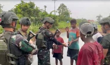 Marinir Dekat Hati Warga Perbatasan, Bantuan Pakaian Hangatkan Sukamo