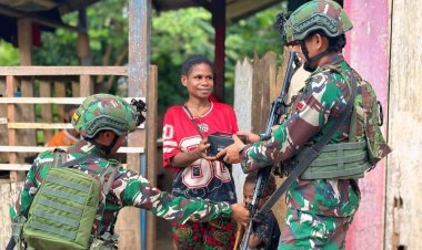 Anjangsana Penuh Kasih TNI Pererat Keharmonisan di Kampung Mot