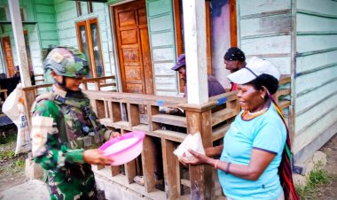 Satgas Yonif 113/JS Hadirkan Kebaikan Natal Lewat Santapan Hangat di Intan Jaya