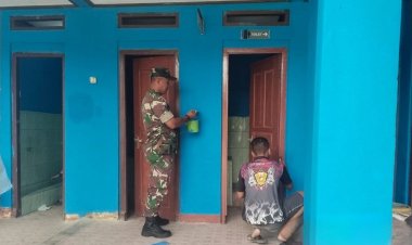 Babinsa Sentani dan Denzipur 10/KYD Rehab MCK SD Inpres Dobonsolo