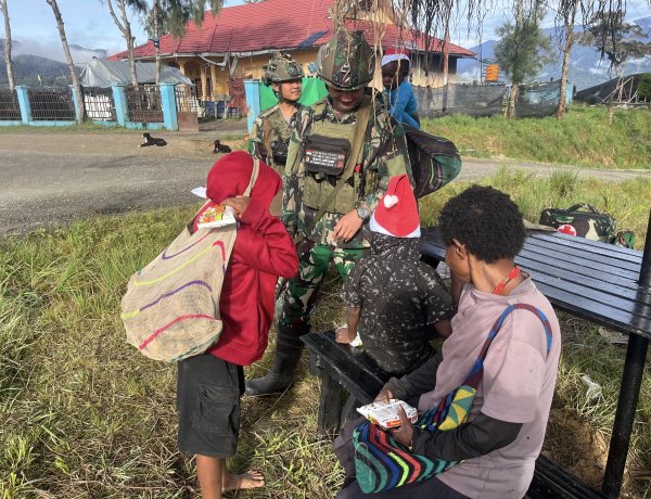 TNI Tebar Damai Natal di Mamba: Topi Sinterklas dan Buku Doa