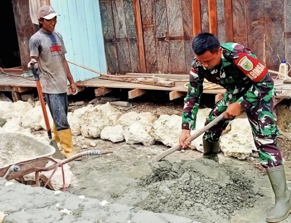 Babinsa Skanto Turun Tangan Bantu Warga Bangun Rumah