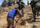 TNI dan Warga Engganengga Bersinergi Perbaiki Akses Jalan di Awal Tahun