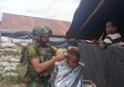 Prajurit TNI Cukur Rambut Gratis, Hadirkan Senyum Anak di Pedalaman Papua