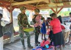 Satgas Marinir Tebar Kebaikan, Warga Perbatasan Papua Barat Daya Terima Baju Layak Pakai