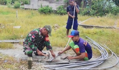 Atasi Jalan Gelap, Masyarakat dan Babinsa Rakit Penerangan di Kampung Yuwanain