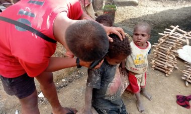 Senyum Warga Pedalaman Papua Mengembang Berkat Cukur Gratis TNI