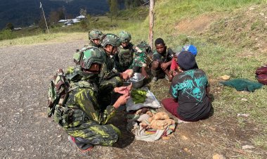 Borong Hasil Tani Mama Papua, Prajurit Yonif 142/KJ Dongkrak Ekonomi Yugumuak