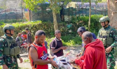 Sentuhan Kasih Satgas Yonif 712/WT di Hitadipa: Damai Tumbuh Bersama Warga