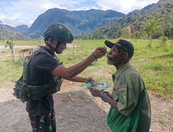 Satgas Yonif 113 Berikan Senyum Lewat Makanan di Pedalaman Intan Jaya