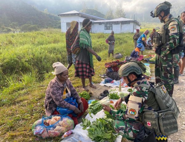 Marinir TNI AL Borong Hasil Tani, Geliatkan Ekonomi Papua Tengah