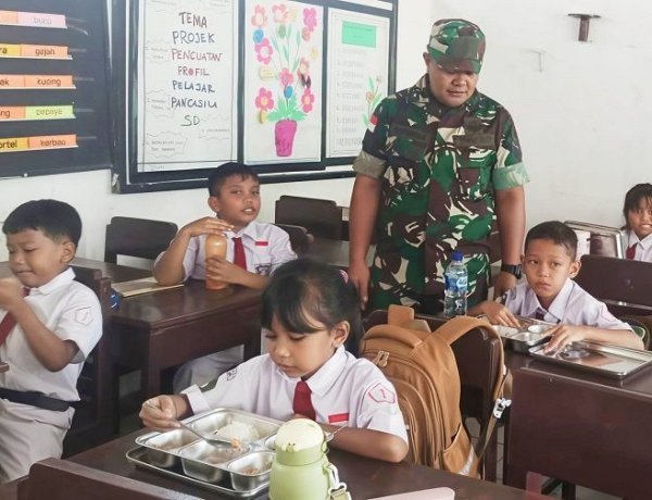 Babinsa Kodim 1701/Jayapura Terus Kawal Program Pemberian Makan Bergizi