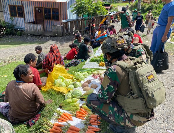Satgas Yonif 732/Banau Borong Hasil Tani Kampung Milawak