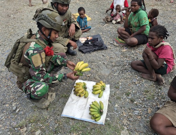 Satgas TNI Bangkitkan Ekonomi Perbatasan Papua Lewat Program Borong Hasil Tani