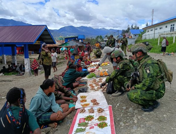 Sentuhan Kasih Prajurit TNI di Ladang Mama Papua