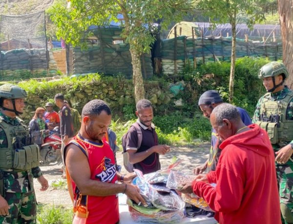 Sentuhan Kasih Satgas Yonif 712/WT di Hitadipa: Damai Tumbuh Bersama Warga