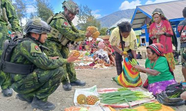 Borong Hasil Tani Warga, Yonif 600/Modang Gerakkan Ekonomi Rakyat Puncak Ilaga