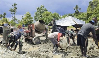 TNI Hadir untuk Semua, Babinsa Skanto Bersama Jemaat Gotong Royong Bangun Gereja GKI Solagratia