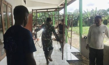 Babinsa Arso Gotong Royong Bangun Masjid Nur Rahman