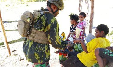 Satgas Yonif 732/Banau Hadirkan Layanan Kesehatan Gratis di Perbatasan Papua