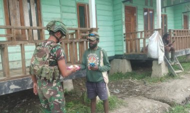 Satgas Yonif 113: Hangatnya Kebersamaan di Pos Bilai Melalui Berbagi Makanan